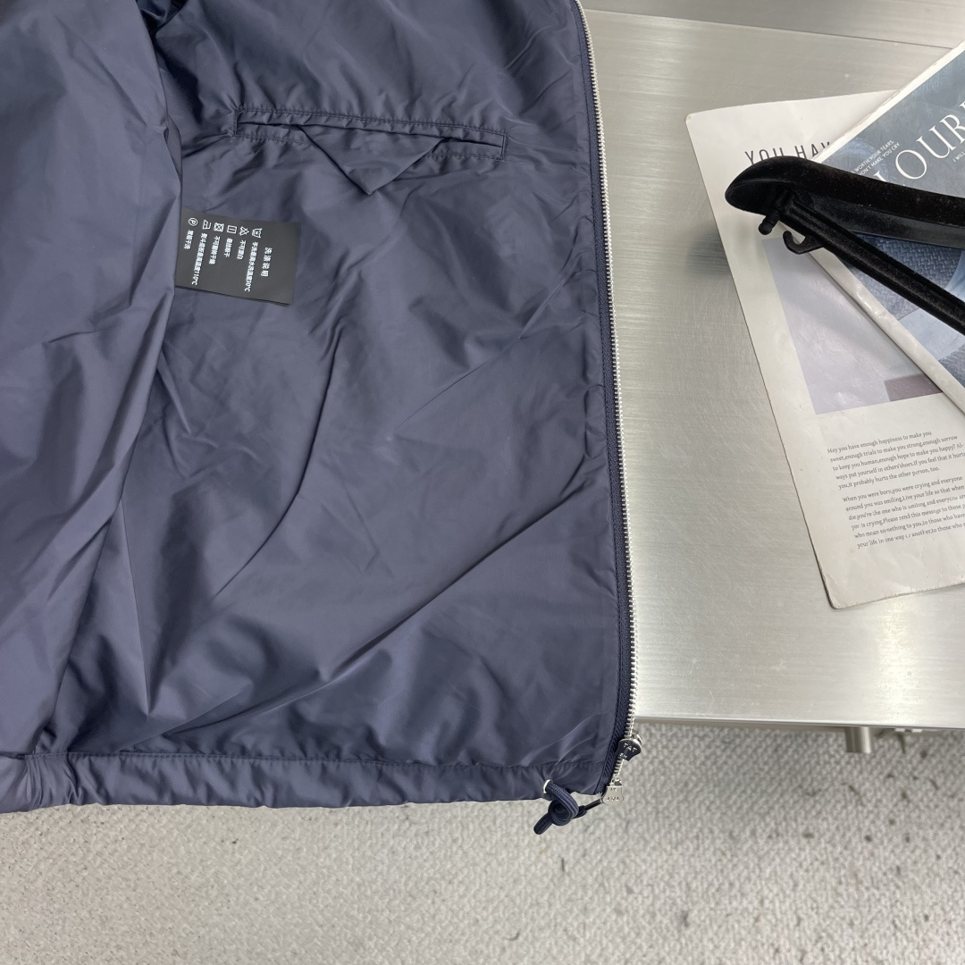 -PRAD 2026秋冬新品|再生尼龙翻领教练夹克 经典三角金属标低调显贵,哑光Re-Nylon面料防风抗皱 拉链 -PRAD 2026秋冬新品|再生尼龙翻领教练夹克 经典三角金属标低调显贵,哑光Re-Nylon面料防风抗皱 拉链