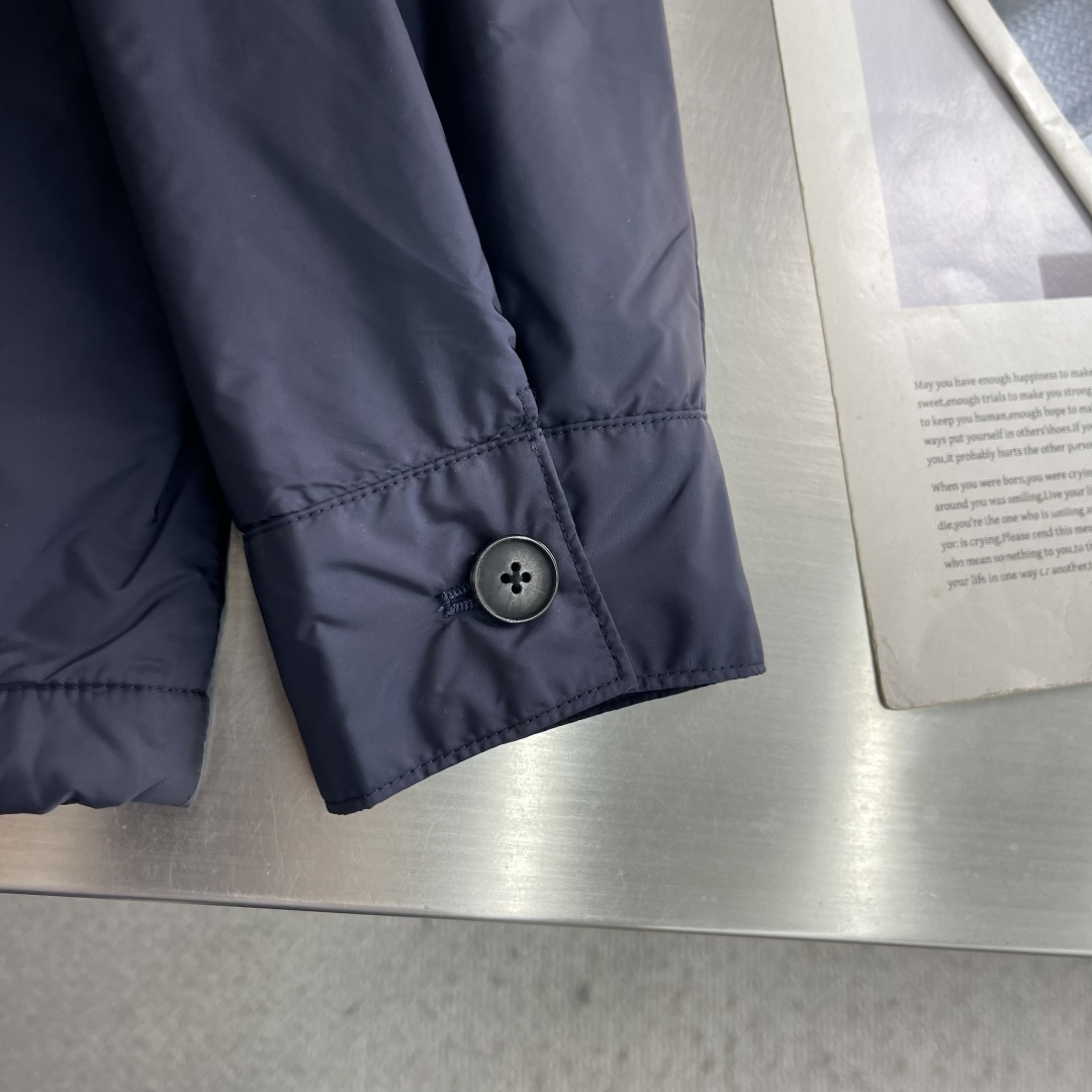 -PRAD 2026秋冬新品|再生尼龙翻领教练夹克 经典三角金属标低调显贵,哑光Re-Nylon面料防风抗皱 拉链 -PRAD 2026秋冬新品|再生尼龙翻领教练夹克 经典三角金属标低调显贵,哑光Re-Nylon面料防风抗皱 拉链