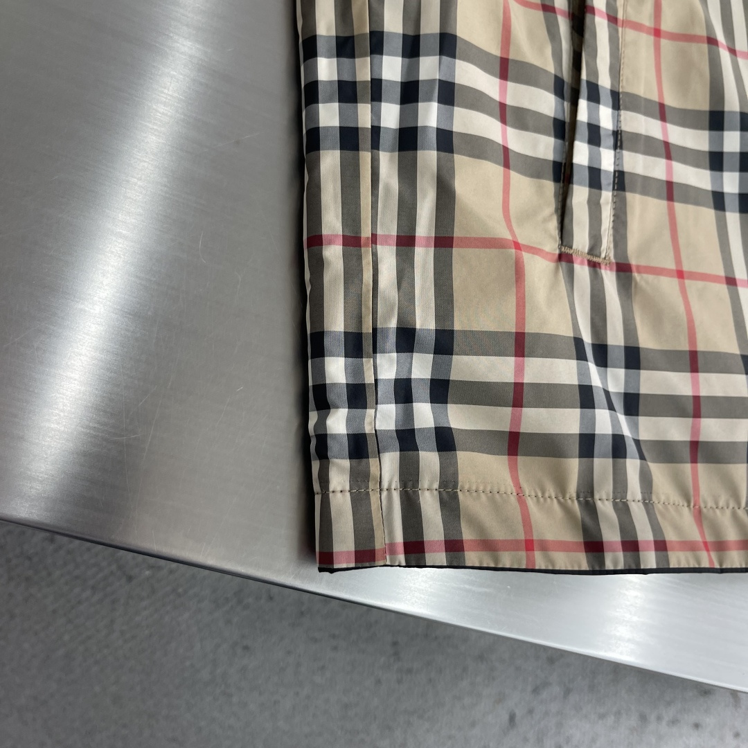 -BBR 经典格纹双面穿翻领夹克外套 采用进口高密锦纶面料,表面经过特殊防泼水处理,质地轻薄挺括,触感顺滑细腻, -BBR 经典格纹双面穿翻领夹克外套 采用进口高密锦纶面料,表面经过特殊防泼水处理,质地轻薄挺括,触感顺滑细腻,