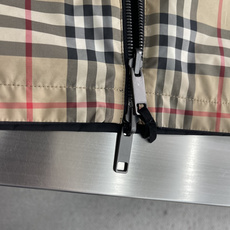 -BBR 经典格纹双面穿翻领夹克外套 采用进口高密锦纶面料,表面经过特殊防泼水处理,质地轻薄挺括,触感顺滑细腻, -BBR 经典格纹双面穿翻领夹克外套 采用进口高密锦纶面料,表面经过特殊防泼水处理,质地轻薄挺括,触感顺滑细腻,