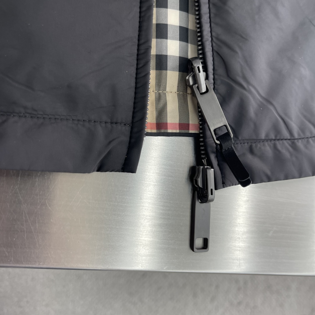 -BBR 经典格纹双面穿翻领夹克外套 采用进口高密锦纶面料,表面经过特殊防泼水处理,质地轻薄挺括,触感顺滑细腻, -BBR 经典格纹双面穿翻领夹克外套 采用进口高密锦纶面料,表面经过特殊防泼水处理,质地轻薄挺括,触感顺滑细腻,