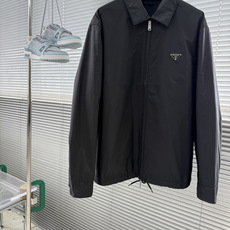 -PRAD 2026秋冬新品|再生尼龙翻领教练夹克 经典三角金属标低调显贵,哑光Re-Nylon面料防风抗皱 拉链 -PRAD 2026秋冬新品|再生尼龙翻领教练夹克 经典三角金属标低调显贵,哑光Re-Nylon面料防风抗皱 拉链