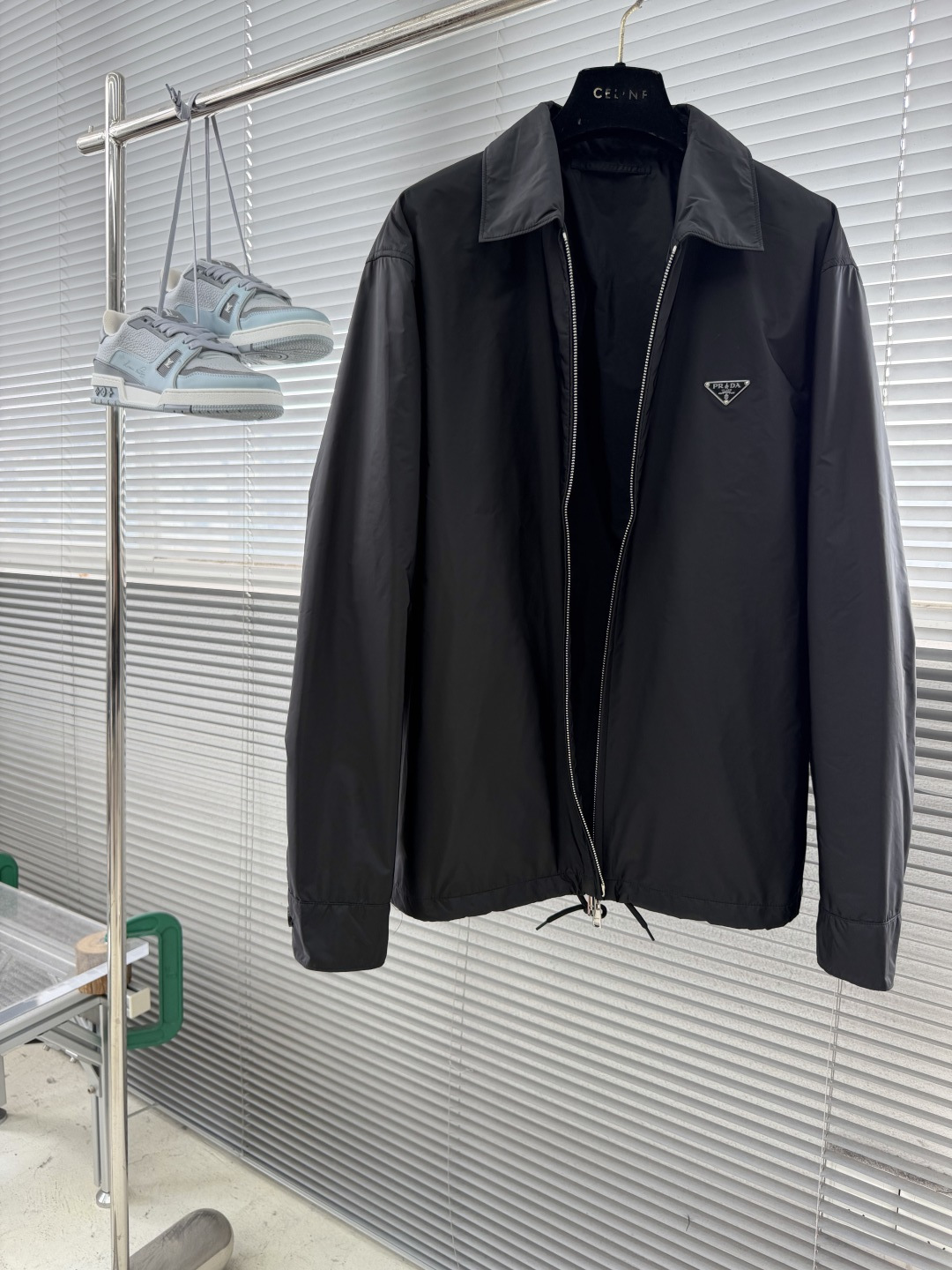 -PRAD 2026秋冬新品|再生尼龙翻领教练夹克 经典三角金属标低调显贵,哑光Re-Nylon面料防风抗皱 拉链 -PRAD 2026秋冬新品|再生尼龙翻领教练夹克 经典三角金属标低调显贵,哑光Re-Nylon面料防风抗皱 拉链