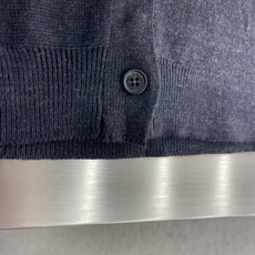 -Acne Studio 黑V领金属小圆标羊毛开衫 成衣甄选精纺羊毛混纺纱线织造,采用黑底混色花纱织法,通过纱线深 -Acne Studio 黑V领金属小圆标羊毛开衫 成衣甄选精纺羊毛混纺纱线织造,采用黑底混色花纱织法,通过纱线深
