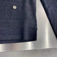 -Acne Studio 黑V领金属小圆标羊毛开衫 成衣甄选精纺羊毛混纺纱线织造,采用黑底混色花纱织法,通过纱线深 -Acne Studio 黑V领金属小圆标羊毛开衫 成衣甄选精纺羊毛混纺纱线织造,采用黑底混色花纱织法,通过纱线深