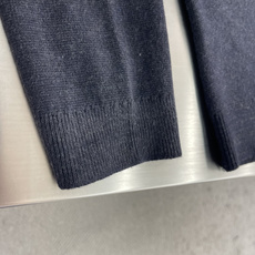 -Acne Studio 黑V领金属小圆标羊毛开衫 成衣甄选精纺羊毛混纺纱线织造,采用黑底混色花纱织法,通过纱线深 -Acne Studio 黑V领金属小圆标羊毛开衫 成衣甄选精纺羊毛混纺纱线织造,采用黑底混色花纱织法,通过纱线深