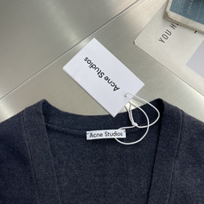 -Acne Studio 黑V领金属小圆标羊毛开衫 成衣甄选精纺羊毛混纺纱线织造,采用黑底混色花纱织法,通过纱线深 -Acne Studio 黑V领金属小圆标羊毛开衫 成衣甄选精纺羊毛混纺纱线织造,采用黑底混色花纱织法,通过纱线深