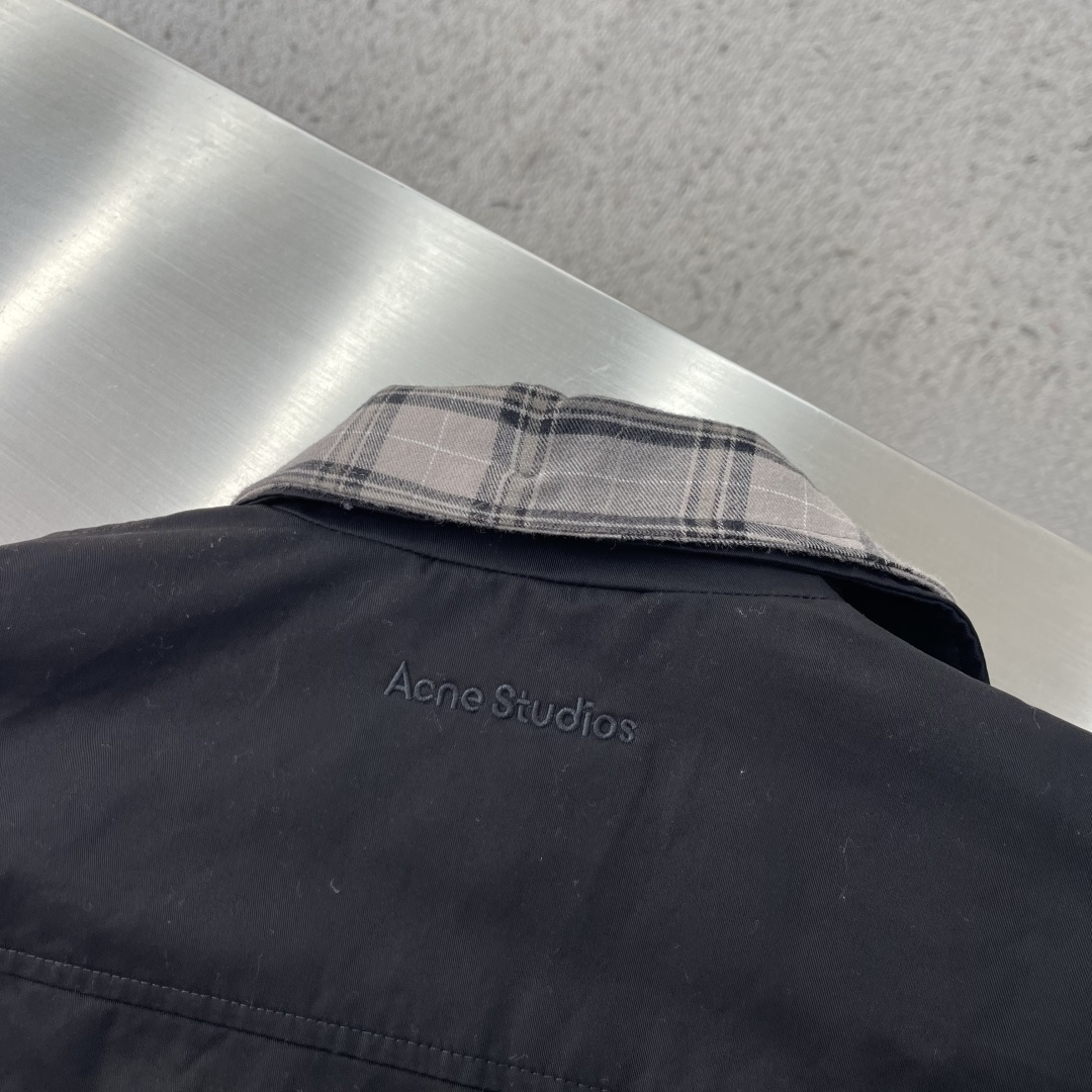 -Acne Studio 黑格纹领假两件短款翻领夹克 依靠双层裁片营造衬衫叠穿视觉效果,面料属性差异、多处拼接点 -Acne Studio 黑格纹领假两件短款翻领夹克 依靠双层裁片营造衬衫叠穿视觉效果,面料属性差异、多处拼接点