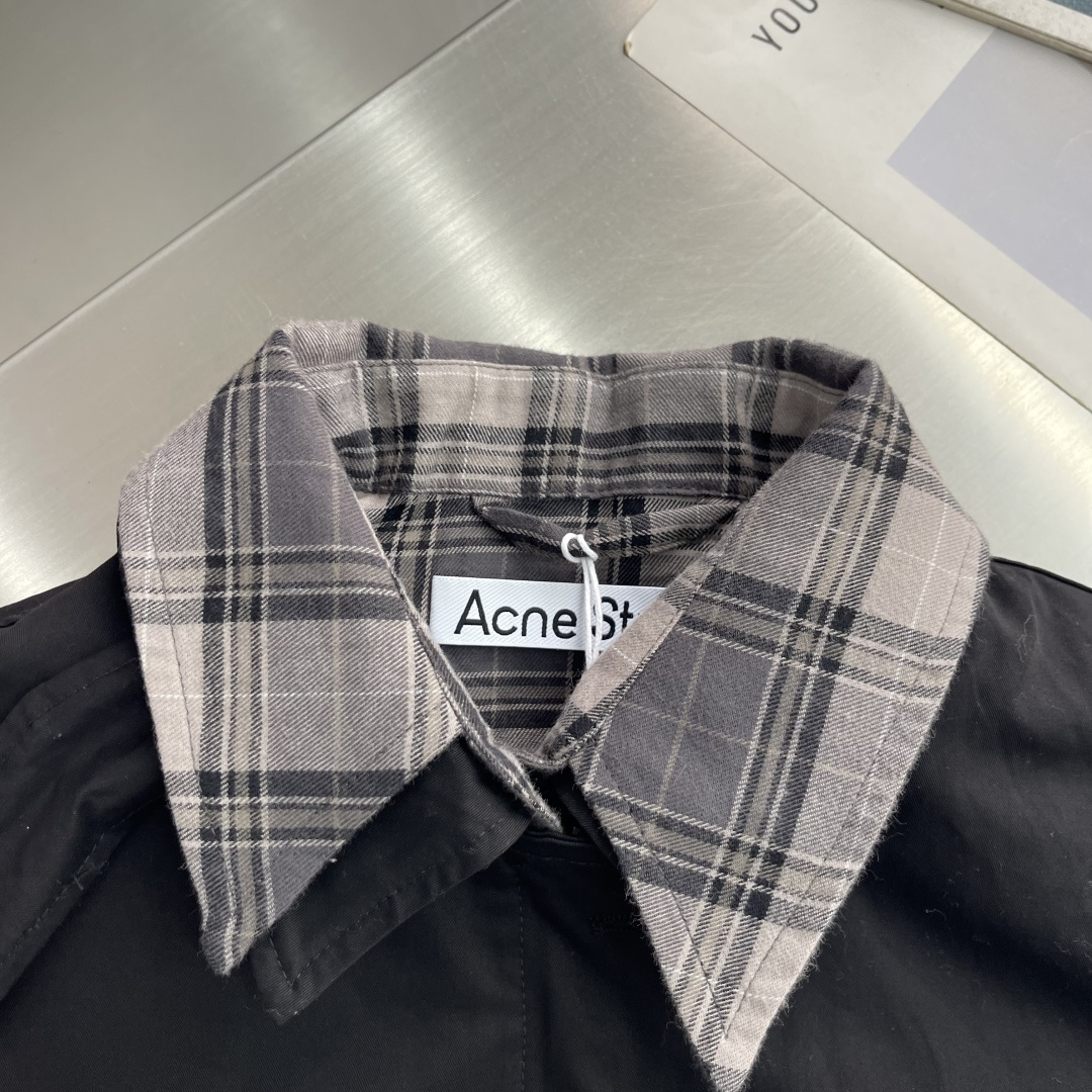 -Acne Studio 黑格纹领假两件短款翻领夹克 依靠双层裁片营造衬衫叠穿视觉效果,面料属性差异、多处拼接点 -Acne Studio 黑格纹领假两件短款翻领夹克 依靠双层裁片营造衬衫叠穿视觉效果,面料属性差异、多处拼接点