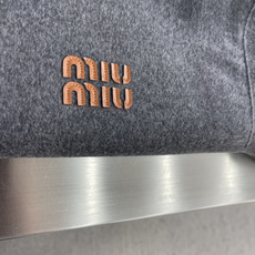 -Miu Miu 藏青灰条纹双面穿摇粒绒连帽外套 双面成衣的制作标准远高于常规单层外套,最大难点在于两套面料体系 -Miu Miu 藏青灰条纹双面穿摇粒绒连帽外套 双面成衣的制作标准远高于常规单层外套,最大难点在于两套面料体系