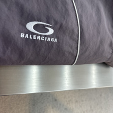 -Balenciag 黑灰双面穿立领羽绒服 这款双面穿立领羽绒服集双版型外观与90白鸭绒内胆于一体,一面呈现简约 -Balenciag 黑灰双面穿立领羽绒服 这款双面穿立领羽绒服集双版型外观与90白鸭绒内胆于一体,一面呈现简约