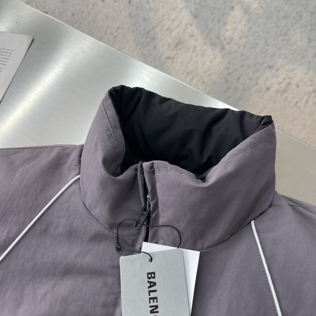 -Balenciag 黑灰双面穿立领羽绒服 这款双面穿立领羽绒服集双版型外观与90白鸭绒内胆于一体,一面呈现简约 -Balenciag 黑灰双面穿立领羽绒服 这款双面穿立领羽绒服集双版型外观与90白鸭绒内胆于一体,一面呈现简约