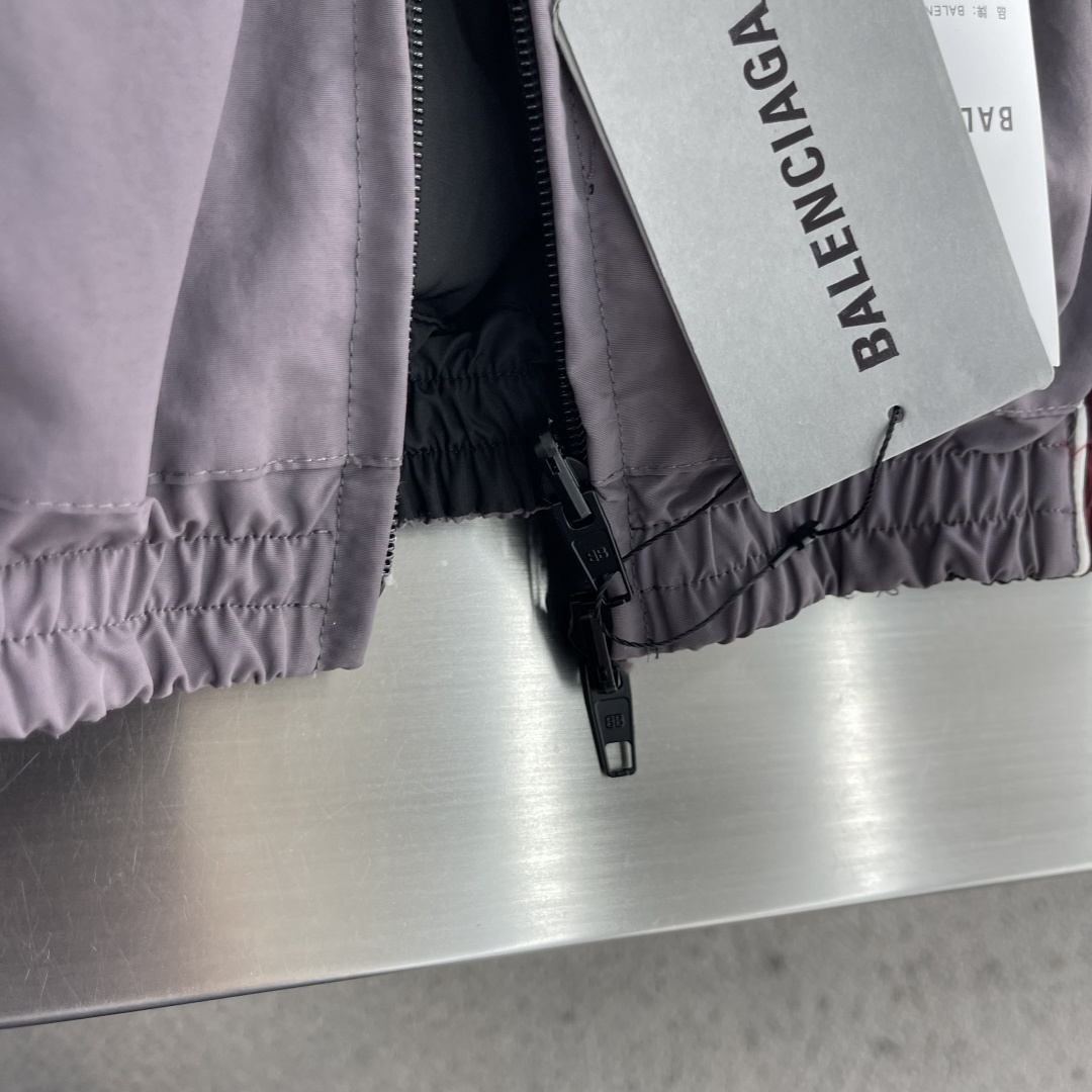 -Balenciag 黑灰双面穿立领羽绒服 这款双面穿立领羽绒服集双版型外观与90白鸭绒内胆于一体,一面呈现简约 -Balenciag 黑灰双面穿立领羽绒服 这款双面穿立领羽绒服集双版型外观与90白鸭绒内胆于一体,一面呈现简约