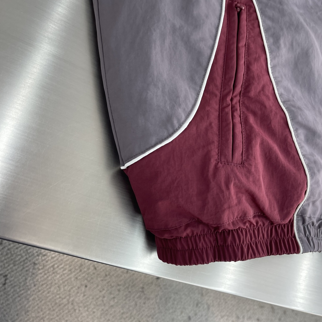 -Balenciag 黑灰双面穿立领羽绒服 这款双面穿立领羽绒服集双版型外观与90白鸭绒内胆于一体,一面呈现简约 -Balenciag 黑灰双面穿立领羽绒服 这款双面穿立领羽绒服集双版型外观与90白鸭绒内胆于一体,一面呈现简约