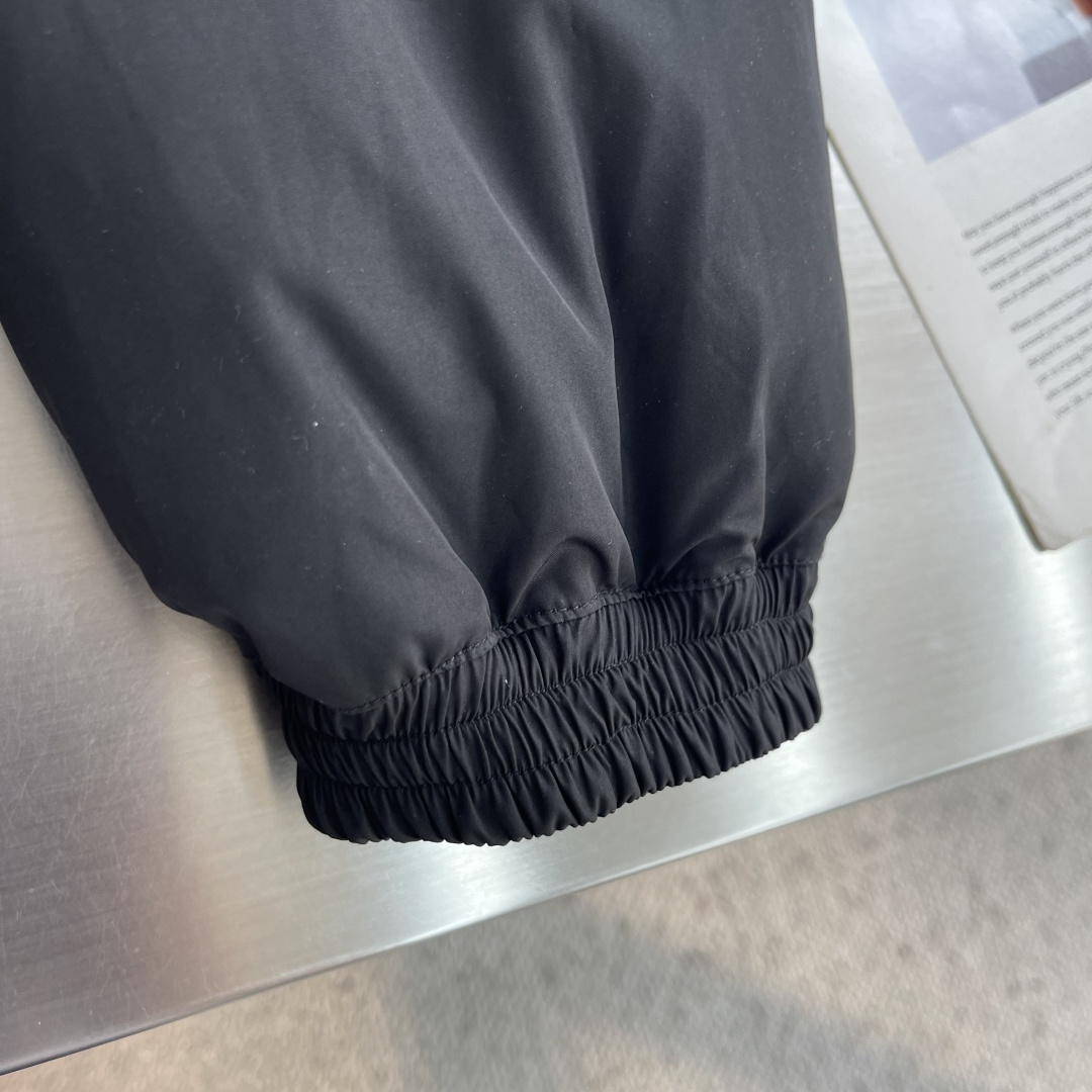 -Balenciag 黑灰双面穿立领羽绒服 这款双面穿立领羽绒服集双版型外观与90白鸭绒内胆于一体,一面呈现简约 -Balenciag 黑灰双面穿立领羽绒服 这款双面穿立领羽绒服集双版型外观与90白鸭绒内胆于一体,一面呈现简约