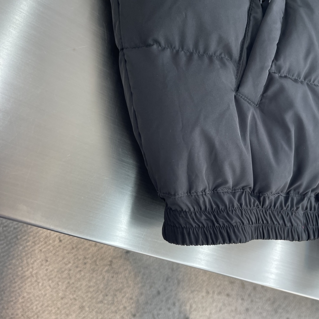 -Balenciag 黑灰双面穿立领羽绒服 这款双面穿立领羽绒服集双版型外观与90白鸭绒内胆于一体,一面呈现简约 -Balenciag 黑灰双面穿立领羽绒服 这款双面穿立领羽绒服集双版型外观与90白鸭绒内胆于一体,一面呈现简约