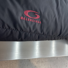 -Balenciag 黑灰双面穿立领羽绒服 这款双面穿立领羽绒服集双版型外观与90白鸭绒内胆于一体,一面呈现简约 -Balenciag 黑灰双面穿立领羽绒服 这款双面穿立领羽绒服集双版型外观与90白鸭绒内胆于一体,一面呈现简约