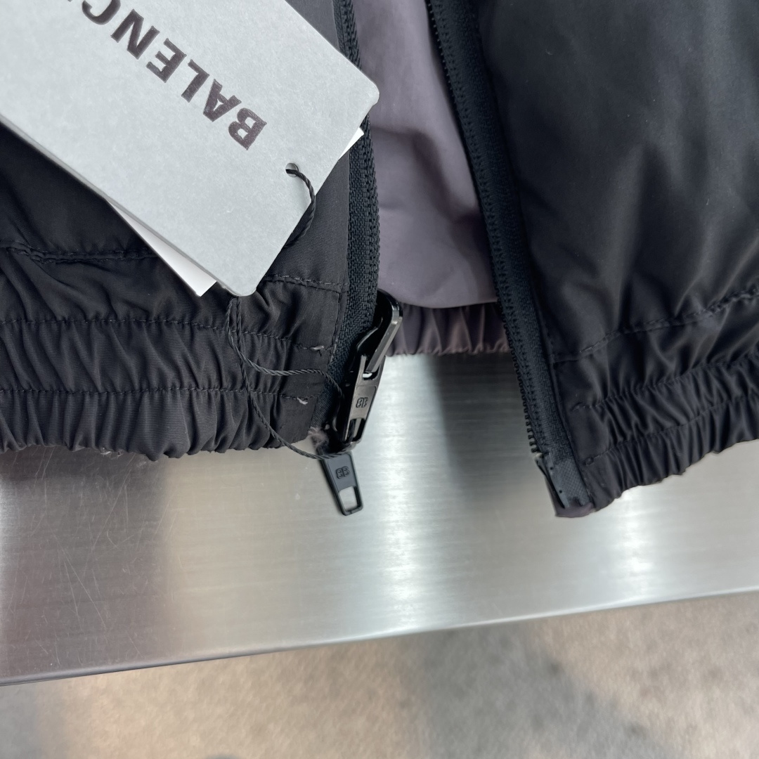 -Balenciag 黑灰双面穿立领羽绒服 这款双面穿立领羽绒服集双版型外观与90白鸭绒内胆于一体,一面呈现简约 -Balenciag 黑灰双面穿立领羽绒服 这款双面穿立领羽绒服集双版型外观与90白鸭绒内胆于一体,一面呈现简约