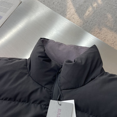 -Balenciag 黑灰双面穿立领羽绒服 这款双面穿立领羽绒服集双版型外观与90白鸭绒内胆于一体,一面呈现简约 -Balenciag 黑灰双面穿立领羽绒服 这款双面穿立领羽绒服集双版型外观与90白鸭绒内胆于一体,一面呈现简约