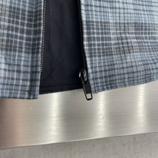-Balenciag 蓝灰格纹拉链夹棉外套 将格纹梭织面料、填充棉、里布三层结构相结合,融合格纹对位工艺与夹棉成 -Balenciag 蓝灰格纹拉链夹棉外套 将格纹梭织面料、填充棉、里布三层结构相结合,融合格纹对位工艺与夹棉成