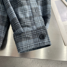 -Balenciag 蓝灰格纹拉链夹棉外套 将格纹梭织面料、填充棉、里布三层结构相结合,融合格纹对位工艺与夹棉成 -Balenciag 蓝灰格纹拉链夹棉外套 将格纹梭织面料、填充棉、里布三层结构相结合,融合格纹对位工艺与夹棉成