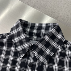 -Balenciag 黑白格毛边破坏外套 从裁片规划到成衣后整理,整套生产链路工序繁琐,多重工艺难点对生产精度形 -Balenciag 黑白格毛边破坏外套 从裁片规划到成衣后整理,整套生产链路工序繁琐,多重工艺难点对生产精度形