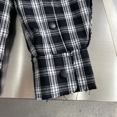 -Balenciag 黑白格毛边破坏外套 从裁片规划到成衣后整理,整套生产链路工序繁琐,多重工艺难点对生产精度形 -Balenciag 黑白格毛边破坏外套 从裁片规划到成衣后整理,整套生产链路工序繁琐,多重工艺难点对生产精度形