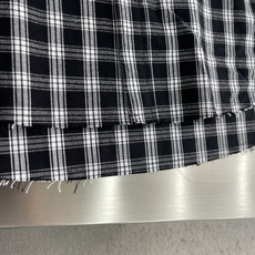 -Balenciag 黑白格毛边破坏外套 从裁片规划到成衣后整理,整套生产链路工序繁琐,多重工艺难点对生产精度形 -Balenciag 黑白格毛边破坏外套 从裁片规划到成衣后整理,整套生产链路工序繁琐,多重工艺难点对生产精度形
