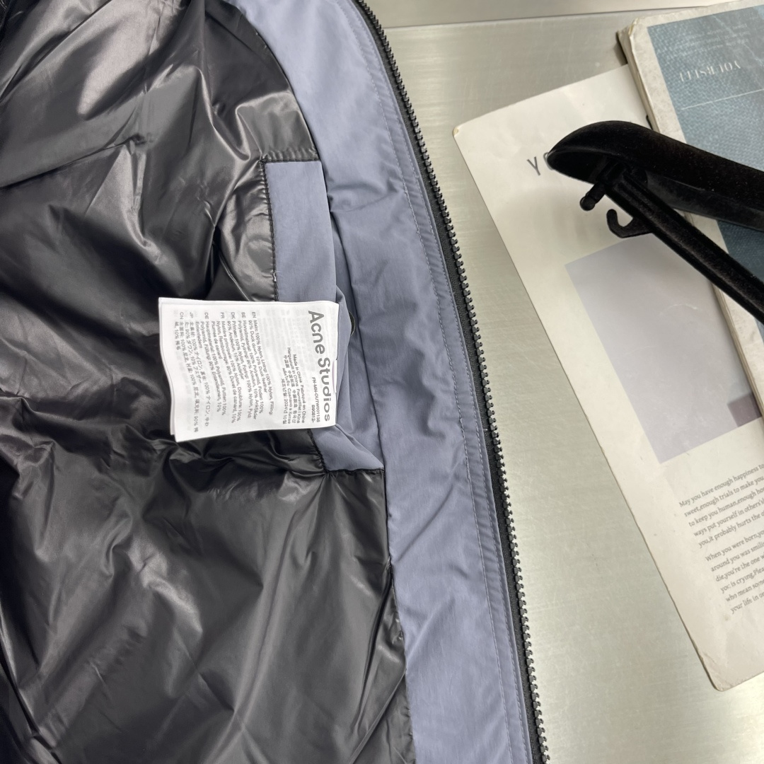 -Acne Studio 无帽徽标印花排骨字母 羽绒服 男女同款 蓝色 码数:46.48.50.52 尺码 衣 -Acne Studio 无帽徽标印花排骨字母 羽绒服 男女同款 蓝色 码数:46.48.50.52 尺码 衣