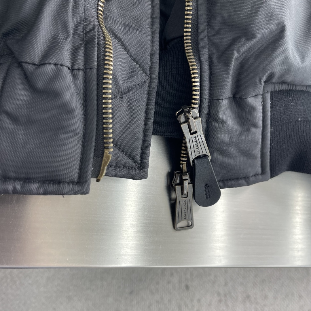 -Balenciag 纯色罗纹拉链贴片长袖 棉服 宽松版型 男女同款 黑色 码数:44.46.48.50 尺码 -Balenciag 纯色罗纹拉链贴片长袖 棉服 宽松版型 男女同款 黑色 码数:44.46.48.50 尺码