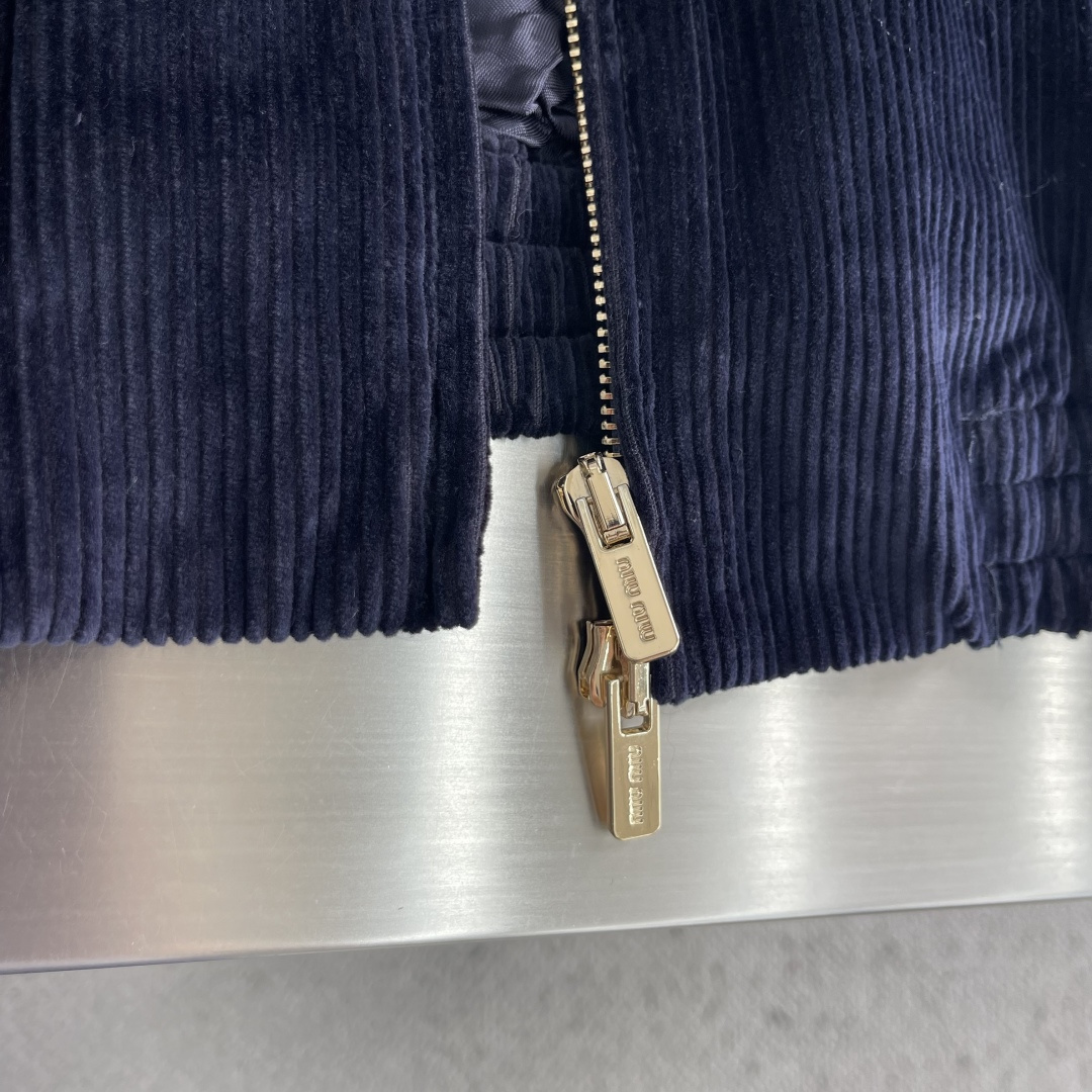 -Miu Miu     纯色刺绣Logo印花长袖 夹克 海军蓝 男女同款 码数：36.38.40.42