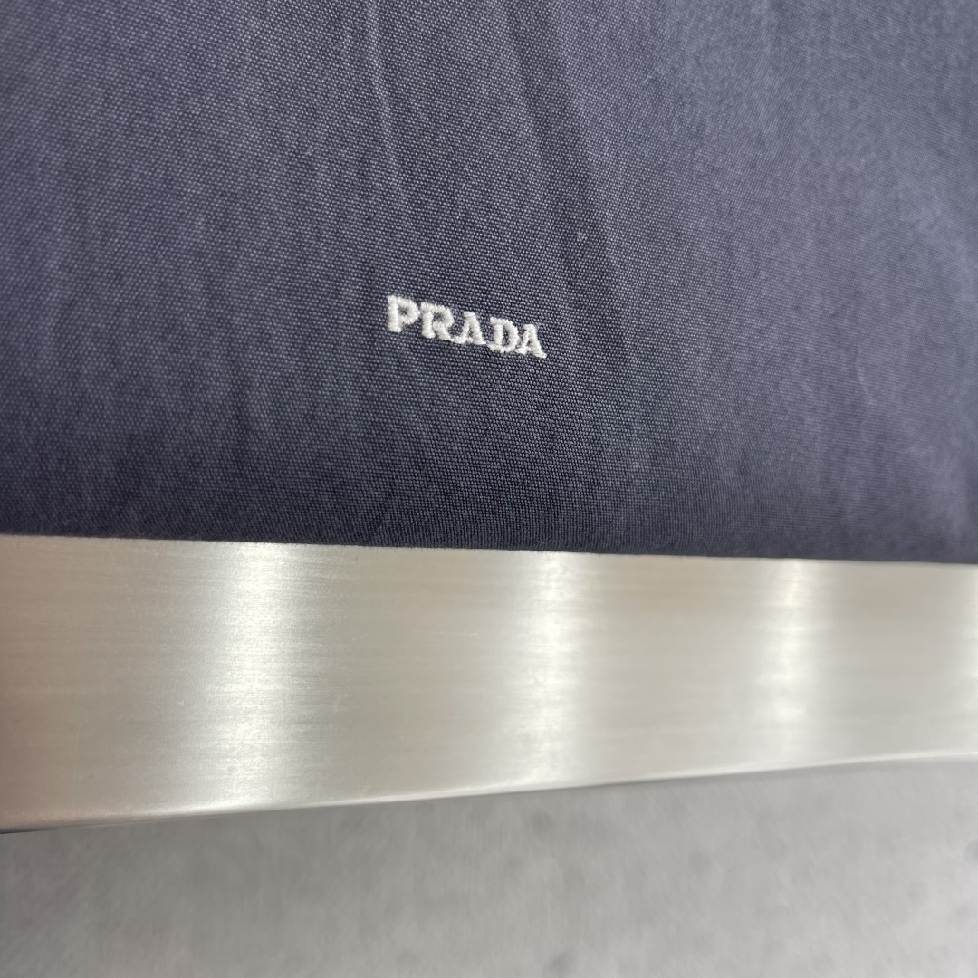 -PRAD 棉质拉链开合长袖 夹克外套 男款 码数:44.46.48.50 尺码 衣长 肩宽 胸围 44 -PRAD 棉质拉链开合长袖 夹克外套 男款 码数:44.46.48.50 尺码 衣长 肩宽 胸围 44