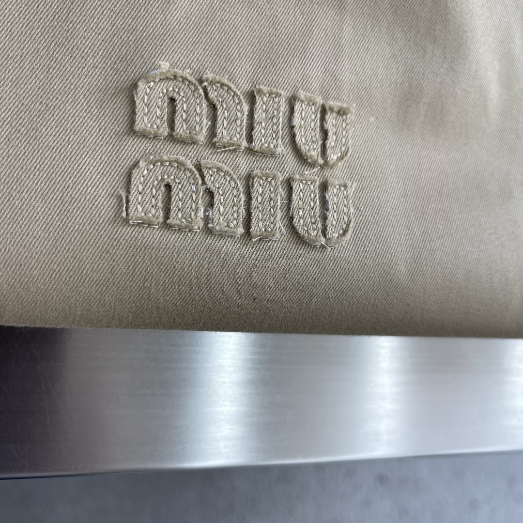 -Miu Miu 格纹拼接拉链开合长袖 夹克外套 男女同款 码数:38.40.42.44 尺码 衣长 肩宽 胸围 -Miu Miu 格纹拼接拉链开合长袖 夹克外套 男女同款 码数:38.40.42.44 尺码 衣长 肩宽 胸围