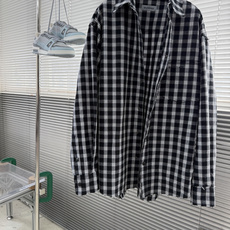 -Balenciag 黑白格毛边破坏外套 从裁片规划到成衣后整理,整套生产链路工序繁琐,多重工艺难点对生产精度形 -Balenciag 黑白格毛边破坏外套 从裁片规划到成衣后整理,整套生产链路工序繁琐,多重工艺难点对生产精度形