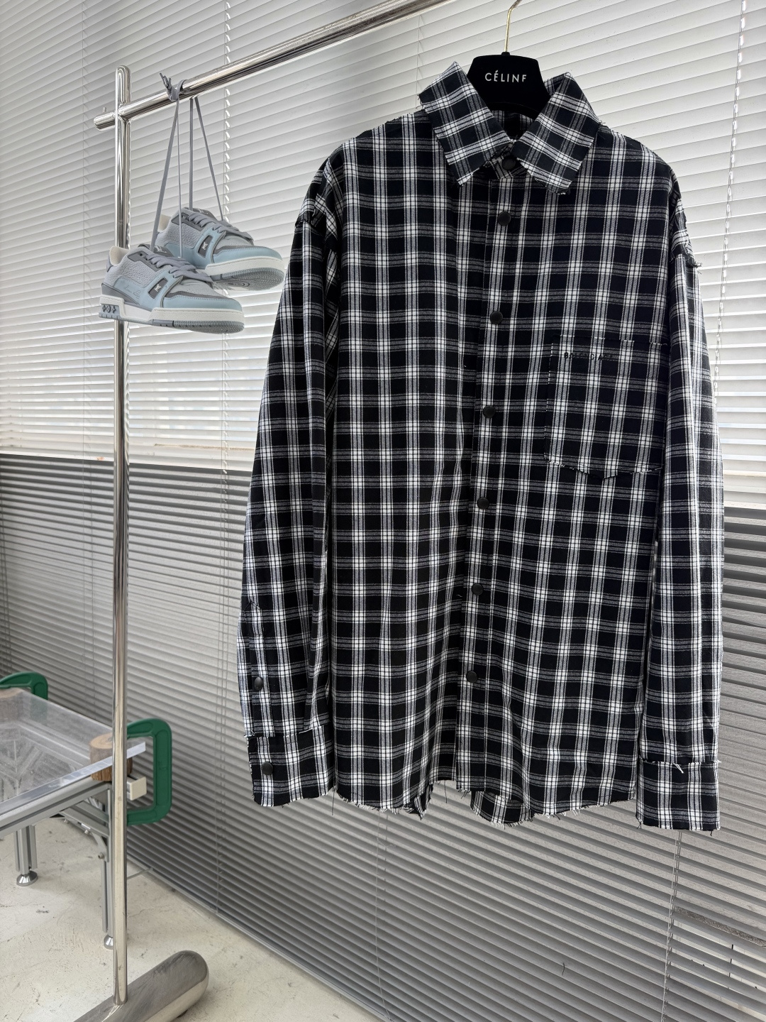 -Balenciag 黑白格毛边破坏外套 从裁片规划到成衣后整理,整套生产链路工序繁琐,多重工艺难点对生产精度形 -Balenciag 黑白格毛边破坏外套 从裁片规划到成衣后整理,整套生产链路工序繁琐,多重工艺难点对生产精度形