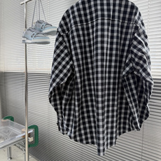 -Balenciag 黑白格毛边破坏外套 从裁片规划到成衣后整理,整套生产链路工序繁琐,多重工艺难点对生产精度形 -Balenciag 黑白格毛边破坏外套 从裁片规划到成衣后整理,整套生产链路工序繁琐,多重工艺难点对生产精度形