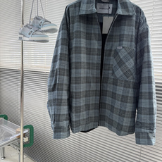-Balenciag 蓝灰格纹拉链夹棉外套 将格纹梭织面料、填充棉、里布三层结构相结合,融合格纹对位工艺与夹棉成 -Balenciag 蓝灰格纹拉链夹棉外套 将格纹梭织面料、填充棉、里布三层结构相结合,融合格纹对位工艺与夹棉成