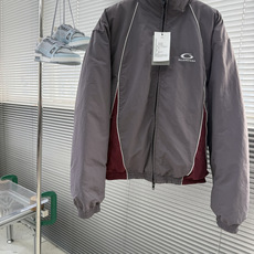 -Balenciag 黑灰双面穿立领羽绒服 这款双面穿立领羽绒服集双版型外观与90白鸭绒内胆于一体,一面呈现简约 -Balenciag 黑灰双面穿立领羽绒服 这款双面穿立领羽绒服集双版型外观与90白鸭绒内胆于一体,一面呈现简约