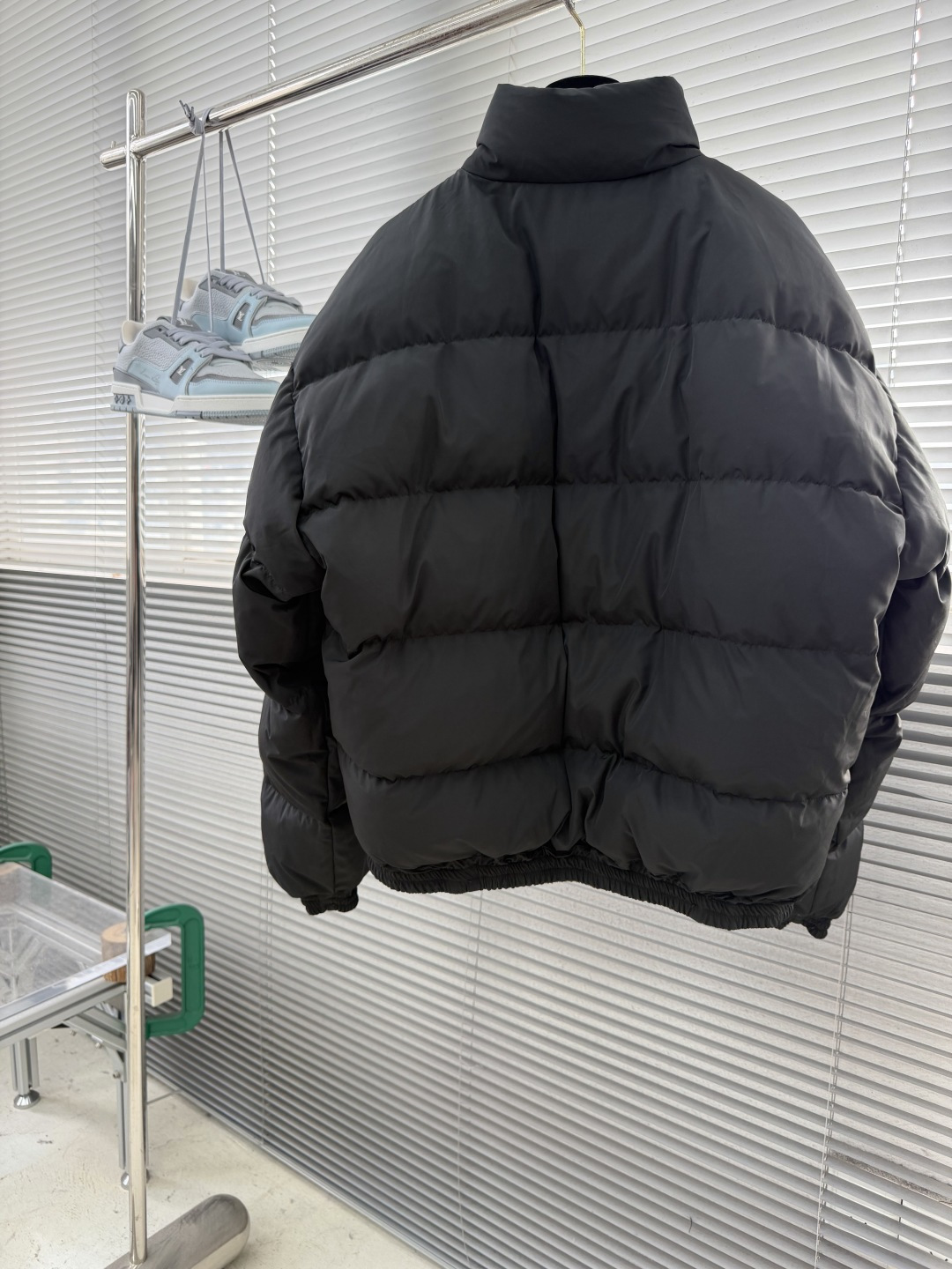 -Balenciag 黑灰双面穿立领羽绒服 这款双面穿立领羽绒服集双版型外观与90白鸭绒内胆于一体,一面呈现简约 -Balenciag 黑灰双面穿立领羽绒服 这款双面穿立领羽绒服集双版型外观与90白鸭绒内胆于一体,一面呈现简约