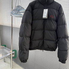 -Balenciag 黑灰双面穿立领羽绒服 这款双面穿立领羽绒服集双版型外观与90白鸭绒内胆于一体,一面呈现简约 -Balenciag 黑灰双面穿立领羽绒服 这款双面穿立领羽绒服集双版型外观与90白鸭绒内胆于一体,一面呈现简约