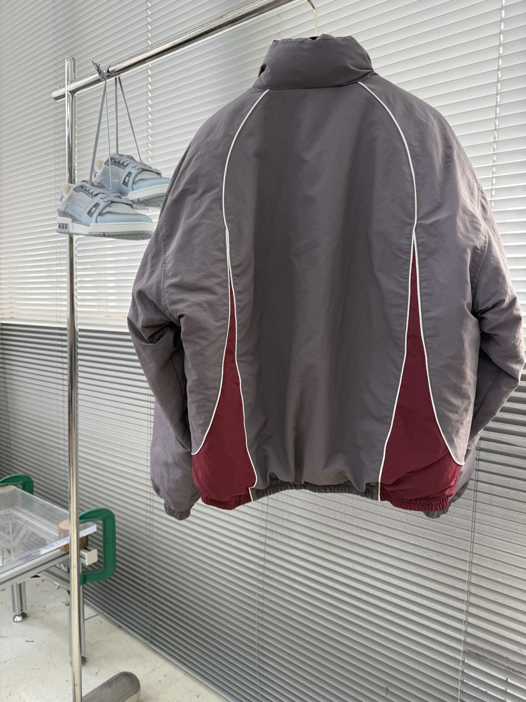 -Balenciag 黑灰双面穿立领羽绒服 这款双面穿立领羽绒服集双版型外观与90白鸭绒内胆于一体,一面呈现简约 -Balenciag 黑灰双面穿立领羽绒服 这款双面穿立领羽绒服集双版型外观与90白鸭绒内胆于一体,一面呈现简约