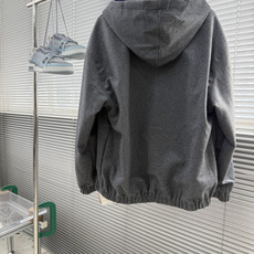 -Miu Miu 藏青灰条纹双面穿摇粒绒连帽外套 双面成衣的制作标准远高于常规单层外套,最大难点在于两套面料体系 -Miu Miu 藏青灰条纹双面穿摇粒绒连帽外套 双面成衣的制作标准远高于常规单层外套,最大难点在于两套面料体系