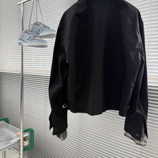 -Acne Studio 黑格纹领假两件短款翻领夹克 依靠双层裁片营造衬衫叠穿视觉效果,面料属性差异、多处拼接点 -Acne Studio 黑格纹领假两件短款翻领夹克 依靠双层裁片营造衬衫叠穿视觉效果,面料属性差异、多处拼接点