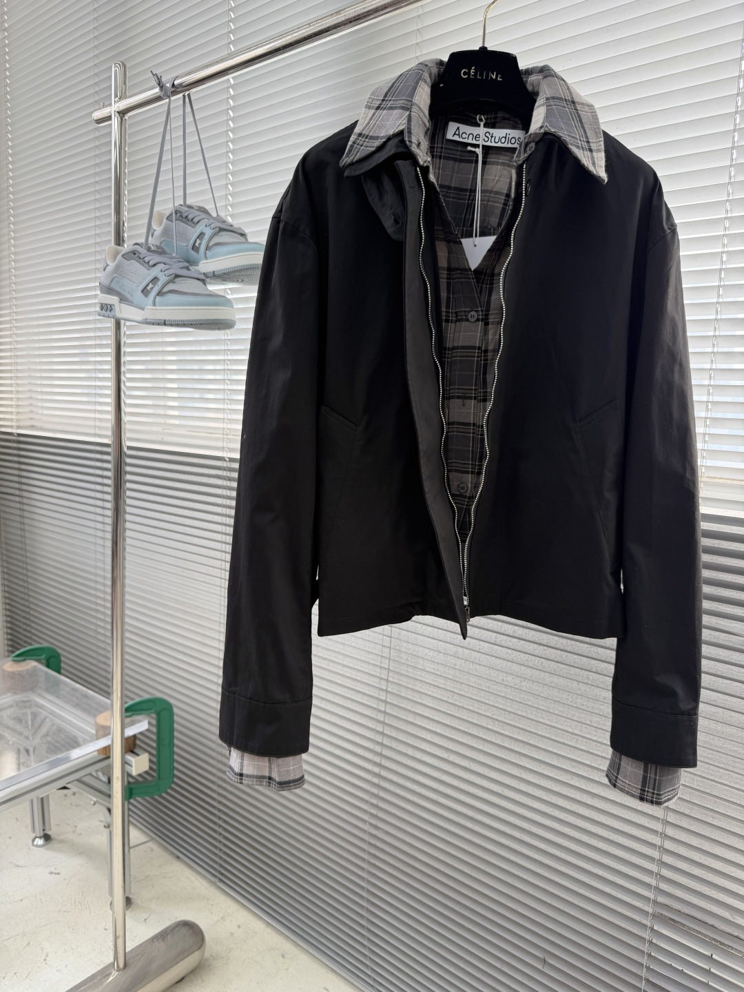 -Acne Studio 黑格纹领假两件短款翻领夹克 依靠双层裁片营造衬衫叠穿视觉效果,面料属性差异、多处拼接点 -Acne Studio 黑格纹领假两件短款翻领夹克 依靠双层裁片营造衬衫叠穿视觉效果,面料属性差异、多处拼接点