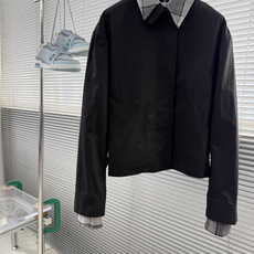 -Acne Studio 黑格纹领假两件短款翻领夹克 依靠双层裁片营造衬衫叠穿视觉效果,面料属性差异、多处拼接点 -Acne Studio 黑格纹领假两件短款翻领夹克 依靠双层裁片营造衬衫叠穿视觉效果,面料属性差异、多处拼接点