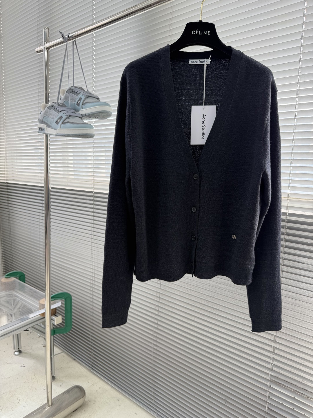 -Acne Studio 黑V领金属小圆标羊毛开衫 成衣甄选精纺羊毛混纺纱线织造,采用黑底混色花纱织法,通过纱线深 -Acne Studio 黑V领金属小圆标羊毛开衫 成衣甄选精纺羊毛混纺纱线织造,采用黑底混色花纱织法,通过纱线深
