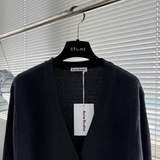 -Acne Studio 黑V领金属小圆标羊毛开衫 成衣甄选精纺羊毛混纺纱线织造,采用黑底混色花纱织法,通过纱线深 -Acne Studio 黑V领金属小圆标羊毛开衫 成衣甄选精纺羊毛混纺纱线织造,采用黑底混色花纱织法,通过纱线深