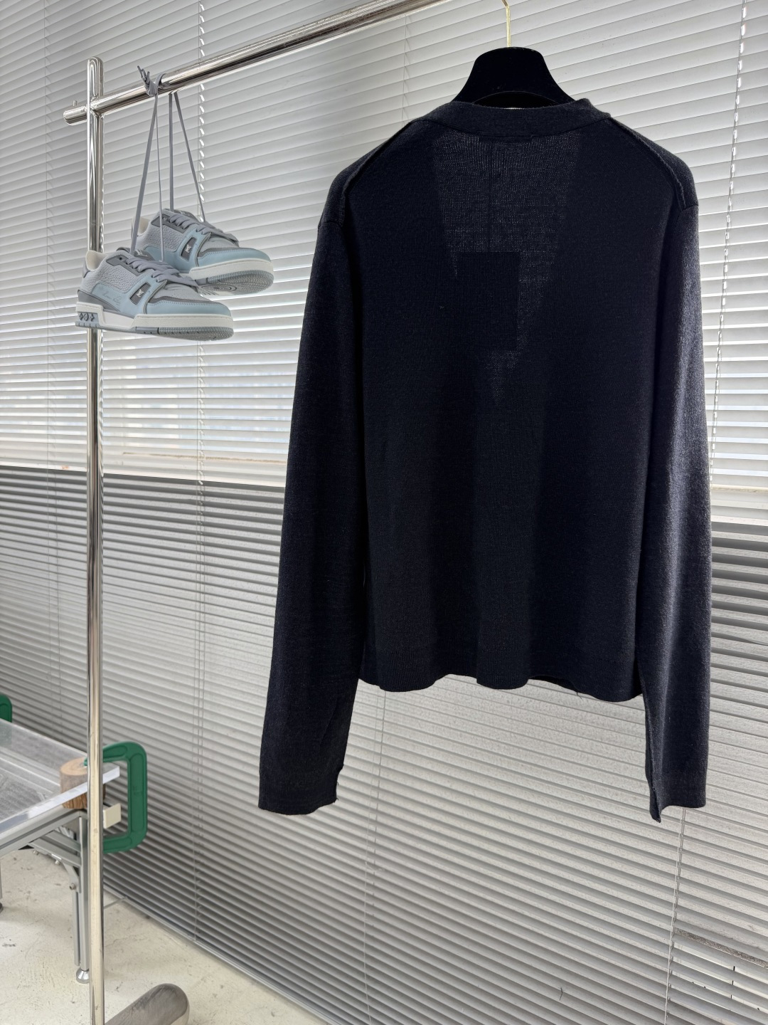 -Acne Studio 黑V领金属小圆标羊毛开衫 成衣甄选精纺羊毛混纺纱线织造,采用黑底混色花纱织法,通过纱线深 -Acne Studio 黑V领金属小圆标羊毛开衫 成衣甄选精纺羊毛混纺纱线织造,采用黑底混色花纱织法,通过纱线深