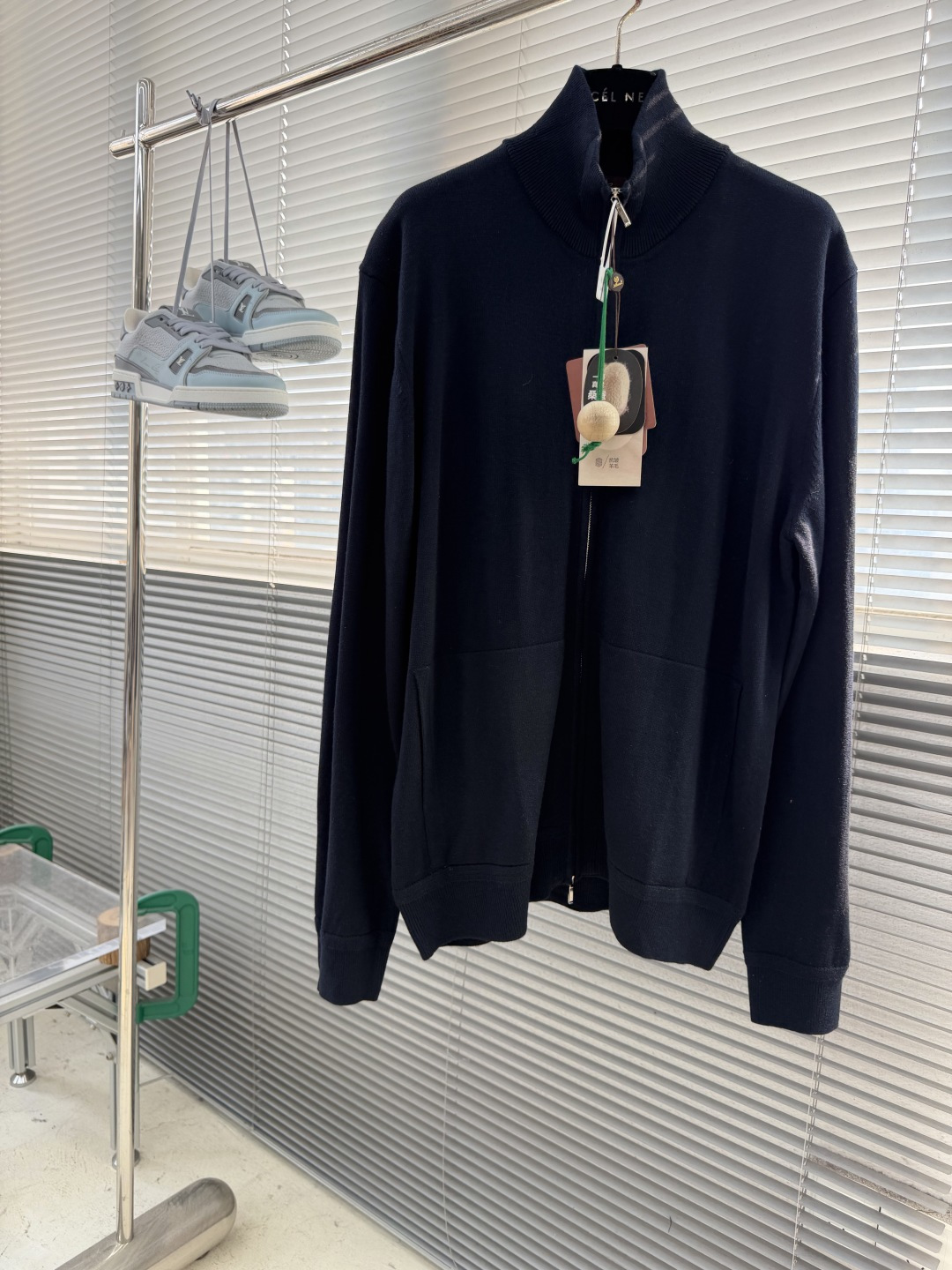 -Loro Piana 2026男士新款羊毛蚕丝皎夹克衫 此系列今年官方全新配色 依然是经典单品 这款精致的飞行 -Loro Piana 2026男士新款羊毛蚕丝皎夹克衫 此系列今年官方全新配色 依然是经典单品 这款精致的飞行