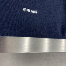 -Miu Miu 徽标叠搭装饰毛衣 定制柔岚绒萃羊绒羊毛混纺 丰盈软糯 柔和温润 邃湛藏蓝凝萃沉静衣身 拼接浅橄 -Miu Miu 徽标叠搭装饰毛衣 定制柔岚绒萃羊绒羊毛混纺 丰盈软糯 柔和温润 邃湛藏蓝凝萃沉静衣身 拼接浅橄